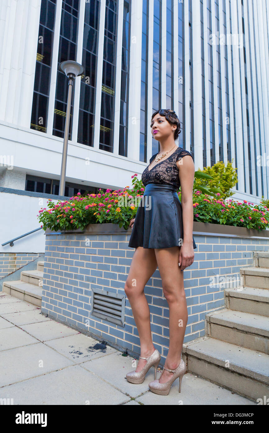 Jeune femme afro-américaine à l'environnement urbain - USA Banque D'Images