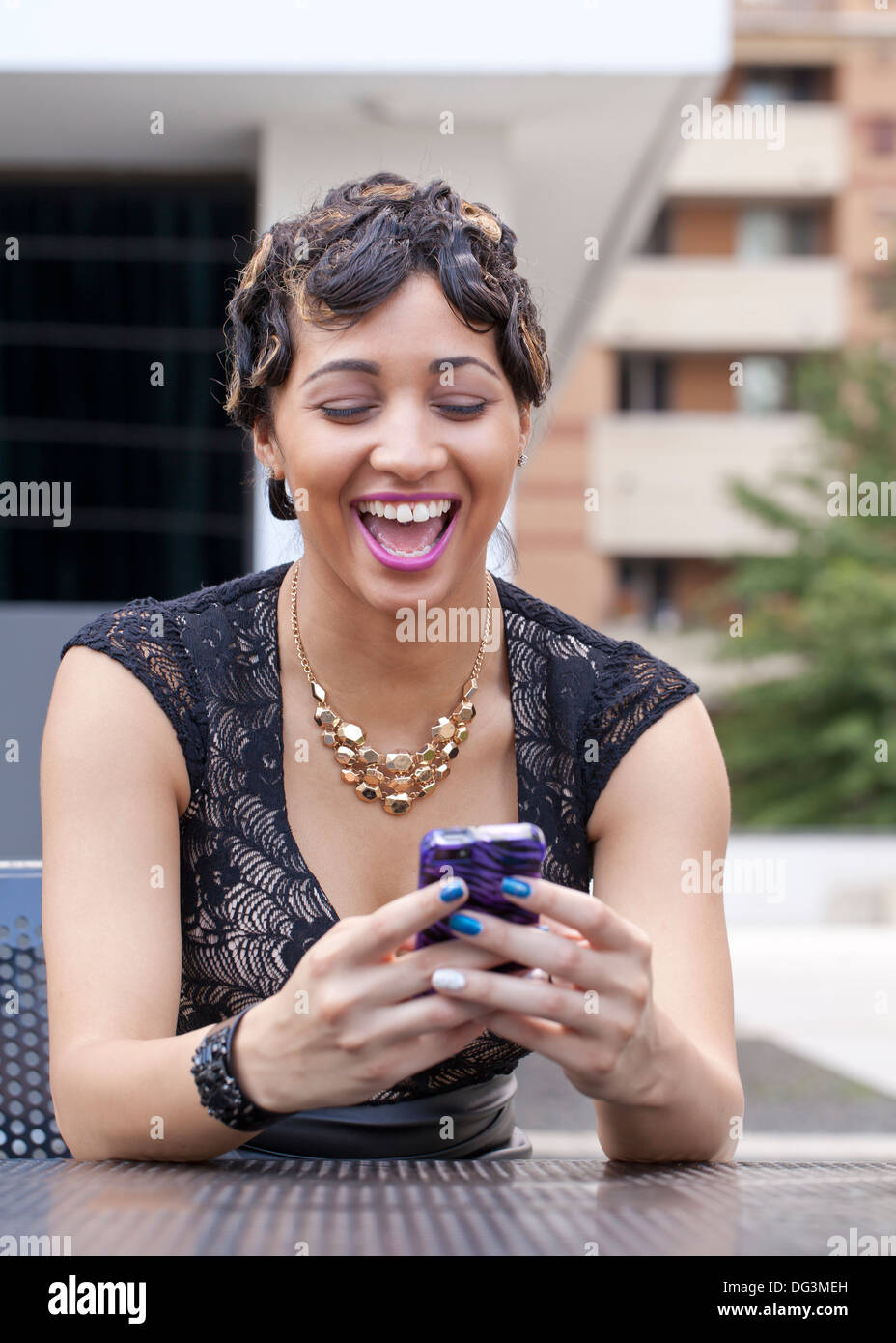 Femme à l'aide de smart phone - USA Banque D'Images