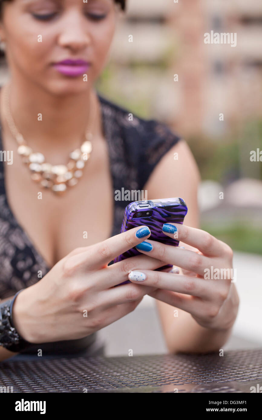 Femme à l'aide de smart phone - USA Banque D'Images