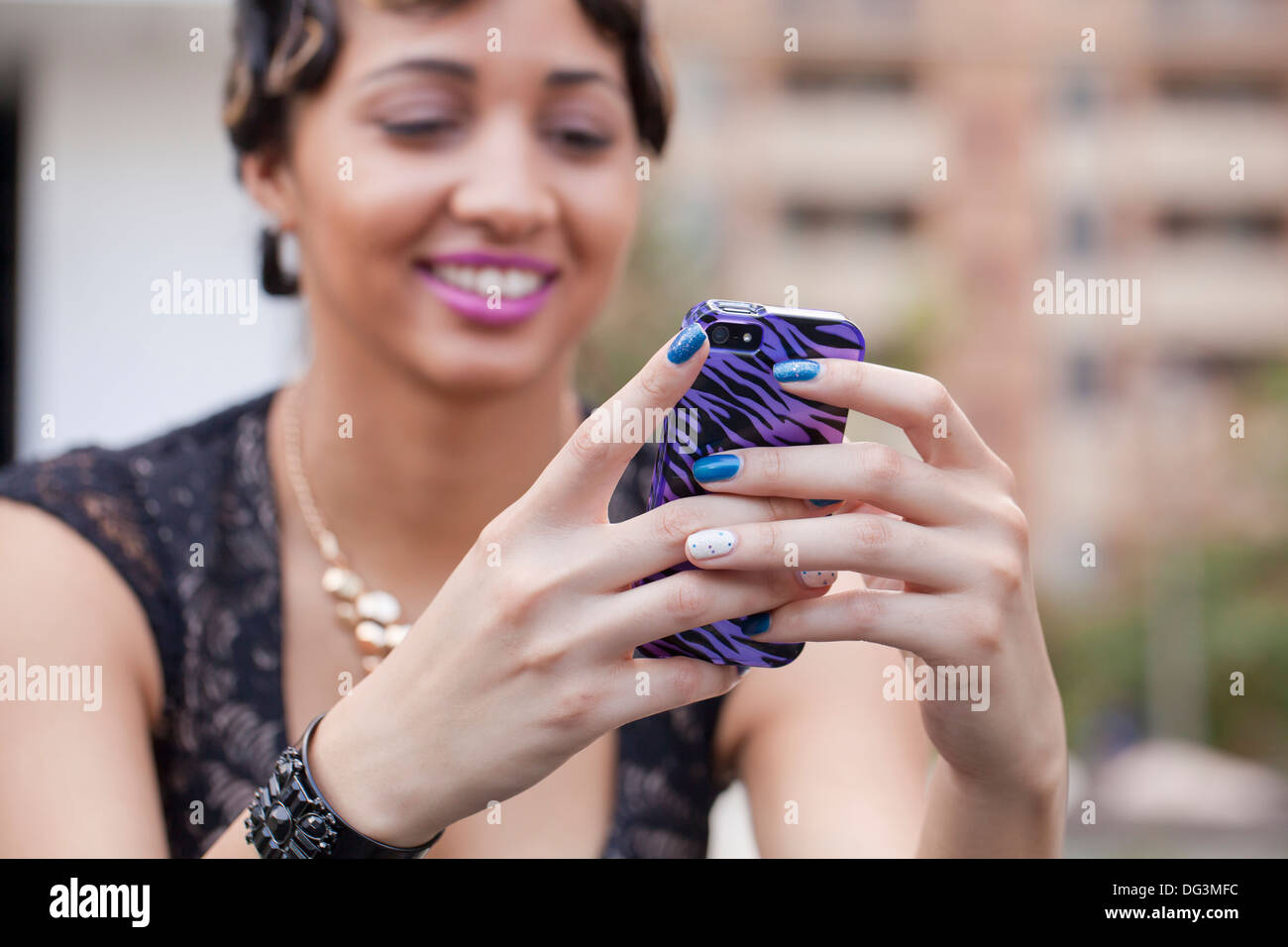 Femme à l'aide de smart phone - USA Banque D'Images