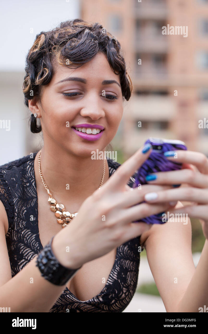 Femme à l'aide de smart phone - USA Banque D'Images