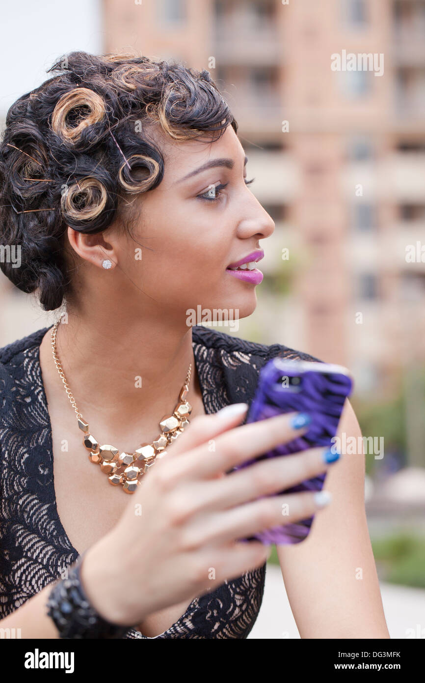 Femme à l'aide de smart phone - USA Banque D'Images