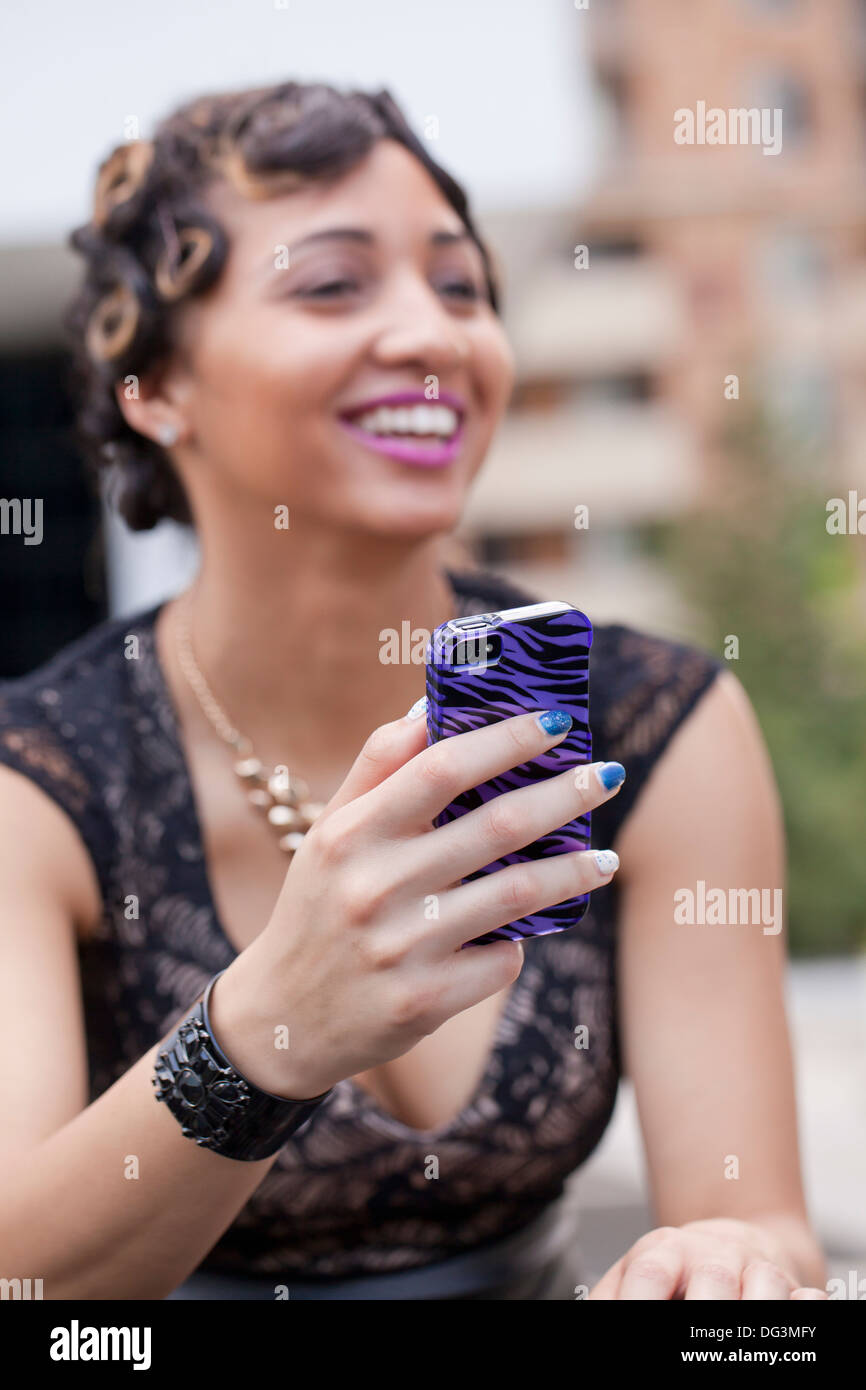 Femme à l'aide de smart phone - USA Banque D'Images