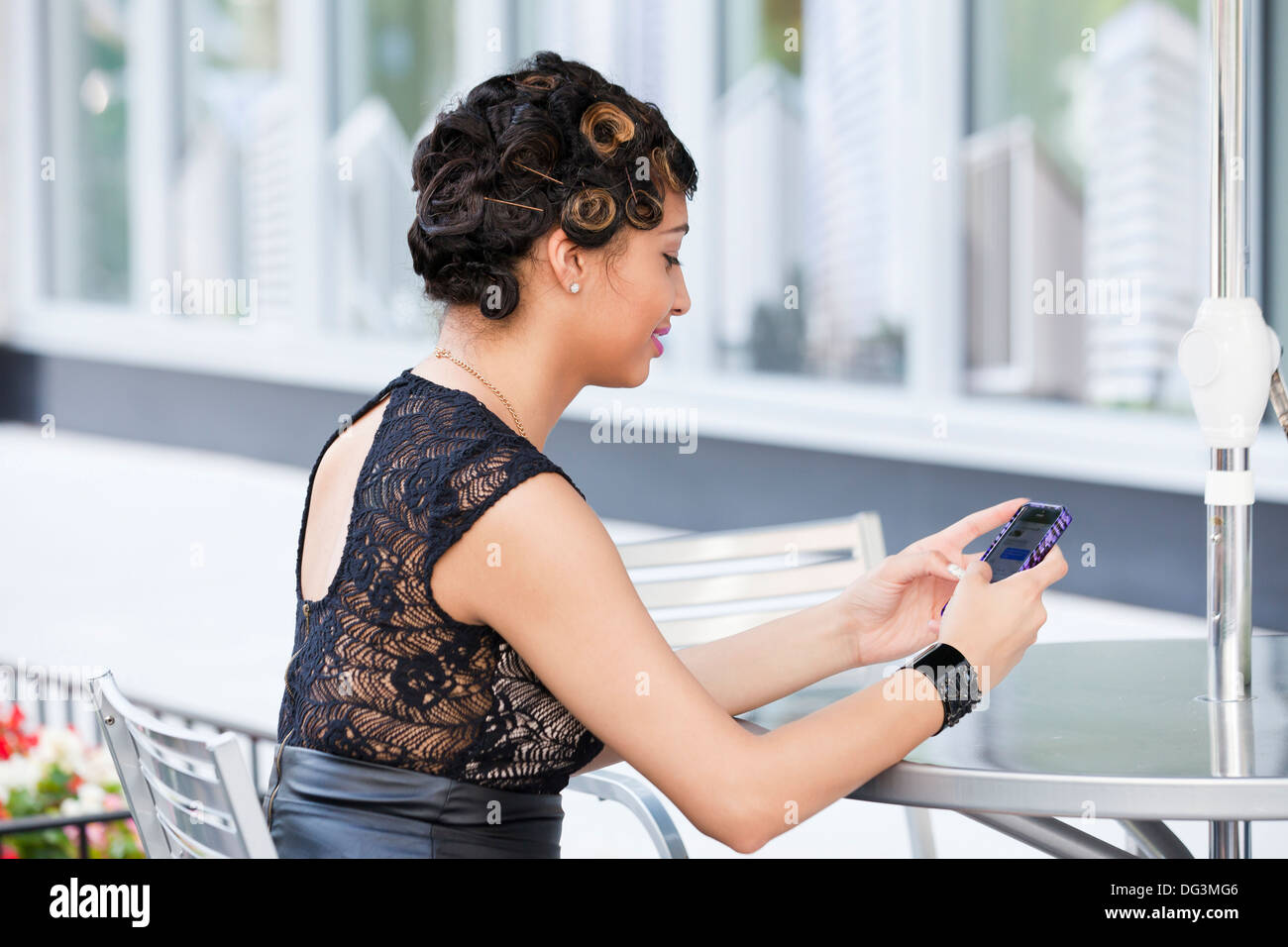Femme à l'aide de smart phone - USA Banque D'Images