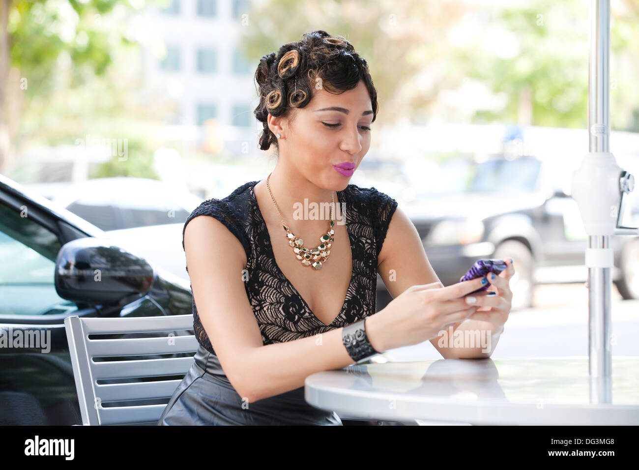 Femme à l'aide de smart phone - USA Banque D'Images
