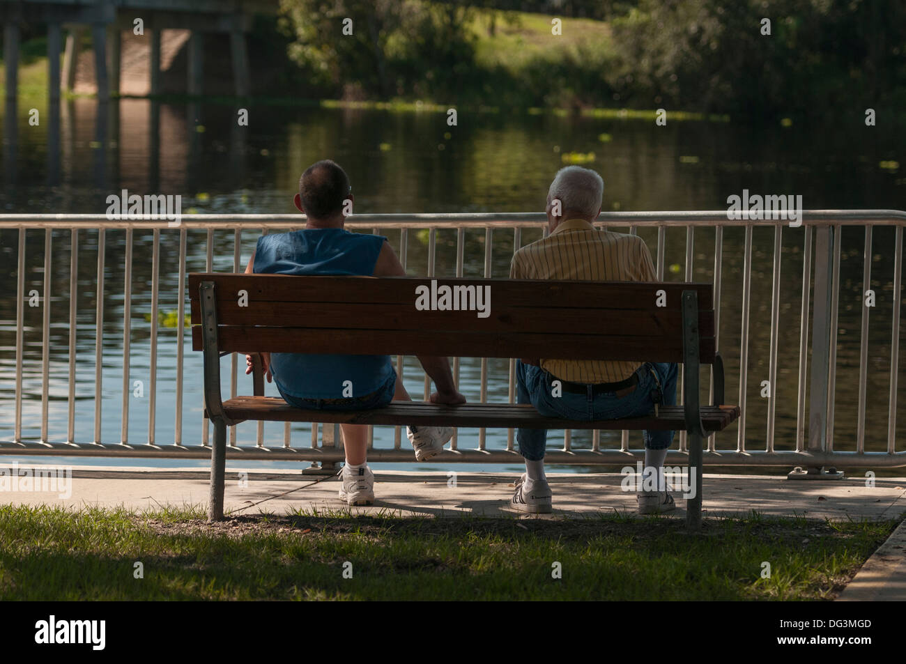 Deux hommes assis sur un banc, à l'Ed Stone Park dans le centre de la Floride USA Banque D'Images