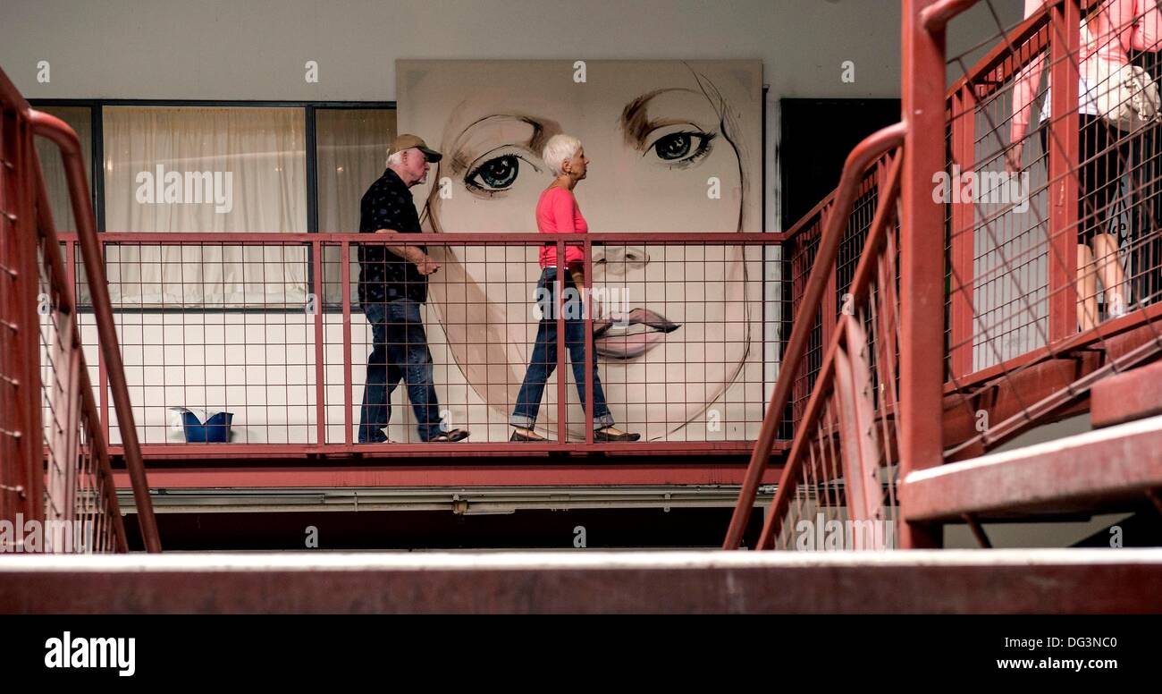 Los Angeles, CA, USA. 13 Oct, 2013. Les visiteurs se déplacent entre des studios à la brasserie Arts Complex. Deux fois par an, au printemps et l'automne, plus de 100 studios de l'art du complexe sont ouverts au public pour la brasserie Artwalk de deux jours. Situé sur 23 acres à l'est du centre-ville de Los Angeles, la brasserie est réputé pour être le plus grand artiste-en-résidence site. © Brian Cahn/ZUMAPRESS.com/Alamy Live News Banque D'Images