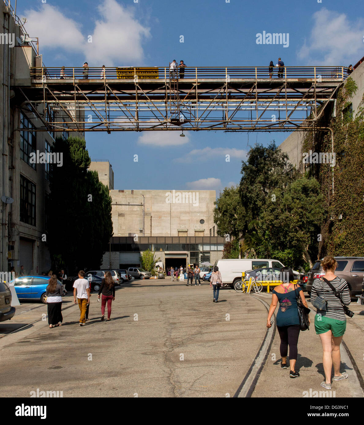 Los Angeles, CA, USA. 13 Oct, 2013. Les visiteurs se déplacent entre des studios à la brasserie Arts Complex. Deux fois par an, au printemps et l'automne, plus de 100 studios de l'art du complexe sont ouverts au public pour la brasserie Artwalk de deux jours. Situé sur 23 acres à l'est du centre-ville de Los Angeles, la brasserie est réputé pour être le plus grand artiste-en-résidence site. © Brian Cahn/ZUMAPRESS.com/Alamy Live News Banque D'Images