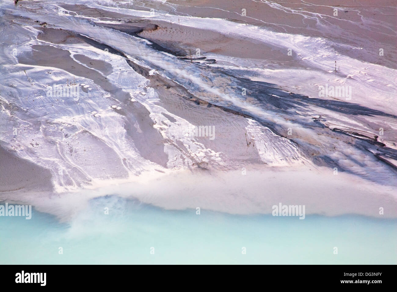 La pollution industrielle de ruissellement à partir d'un atelier de taille de granit à proximité Banque D'Images