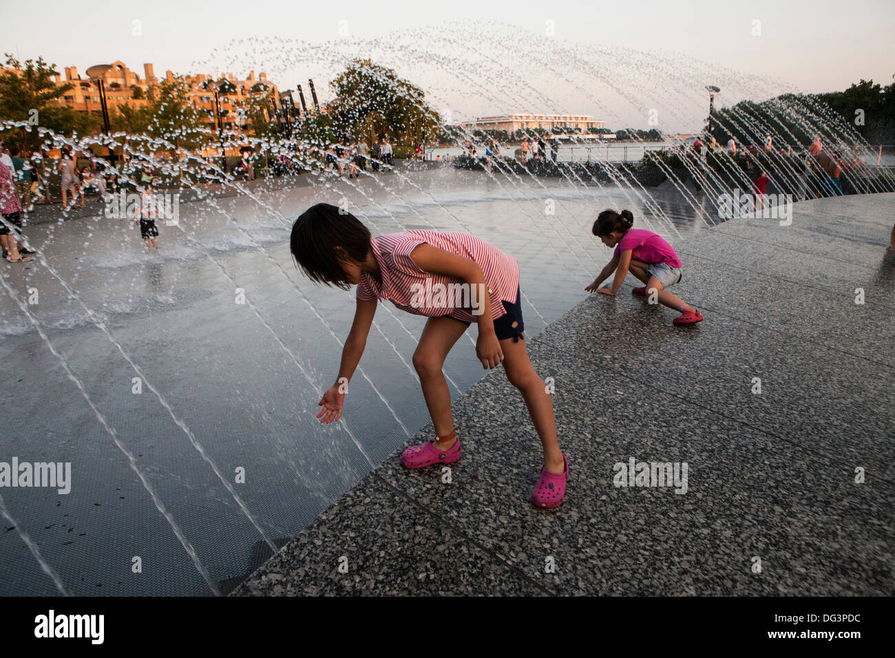 Deux filles jouent avec de l'eau. Banque D'Images