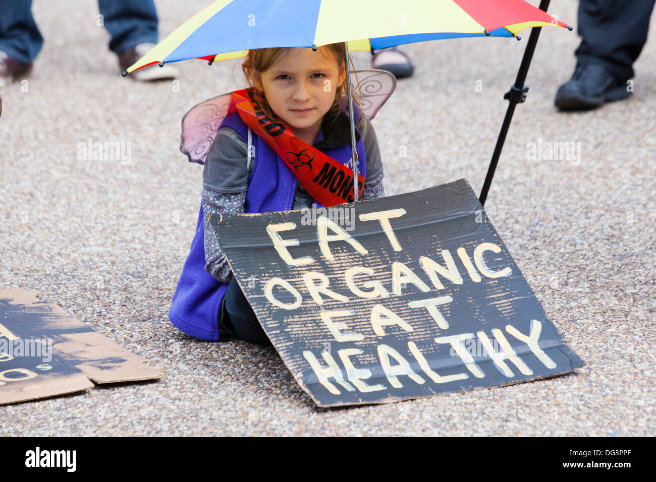 Avec l'enfant Manger bio Manger sain en signe de protestation d'OGM - Washington, DC USA Banque D'Images