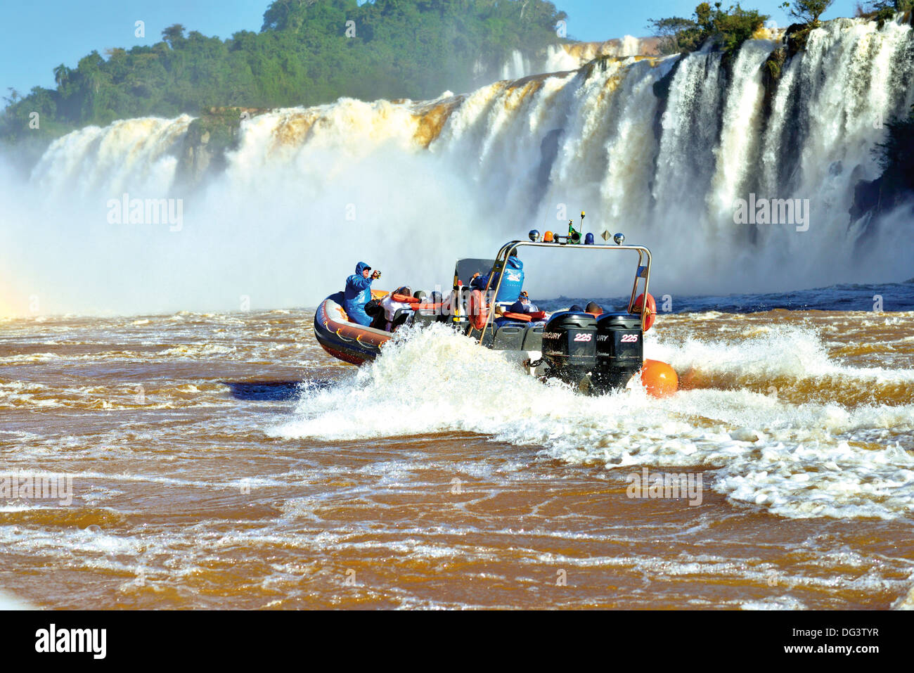 Le Brésil, le Parc National d'Iguaçu : Macuco Safari en bateau sur la rivière Iguaçu jusqu'à la base de l'Iguassu Falls Banque D'Images