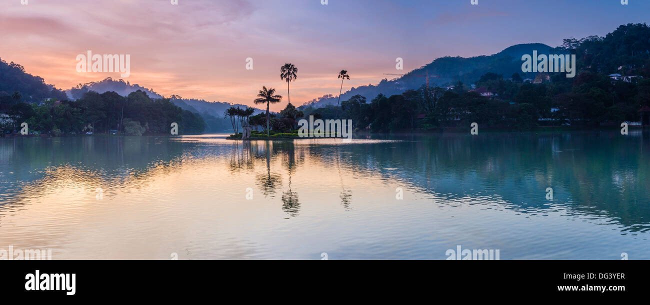 Le lac de Kandy et de l'île au lever du soleil, Kandy, Province du Centre, au Sri Lanka, en Asie Banque D'Images