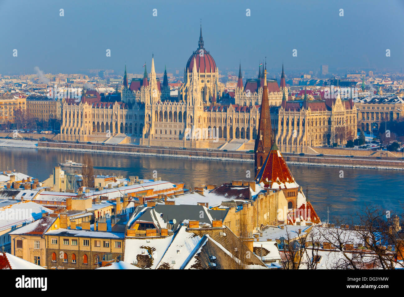 Le Parlement hongrois, éclairé par une lumière chaude sur un après-midi d'hiver, Budapest, Hongrie, Europe Banque D'Images