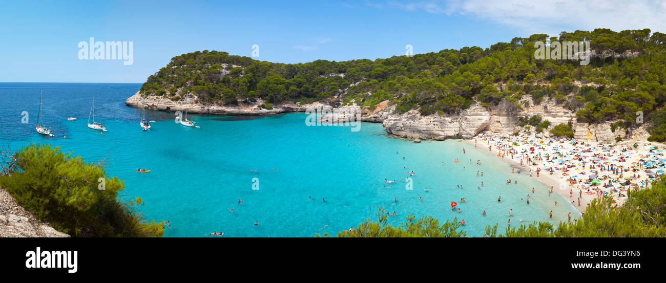 Une vue sur la plage idyllique de Cala Mitjana, Minorque, Iles Baléares, Espagne, Méditerranée, Europe Banque D'Images