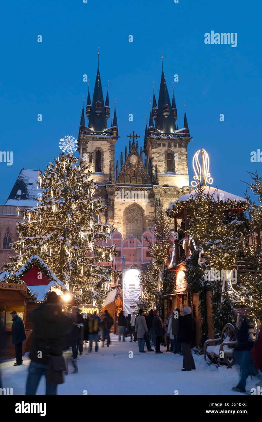 Marché de Noël couvert de neige et l'église de Tyn, Old Town Square, Prague, République Tchèque, Europe Banque D'Images