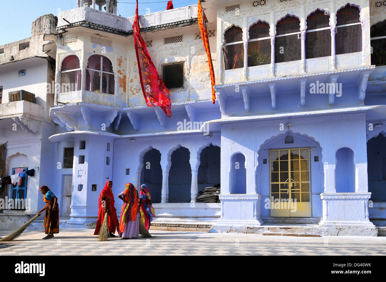 Ghats à Holy lac Pushkar et vieux palais Rajput, Pushkar, Rajasthan, Inde, Asie Banque D'Images