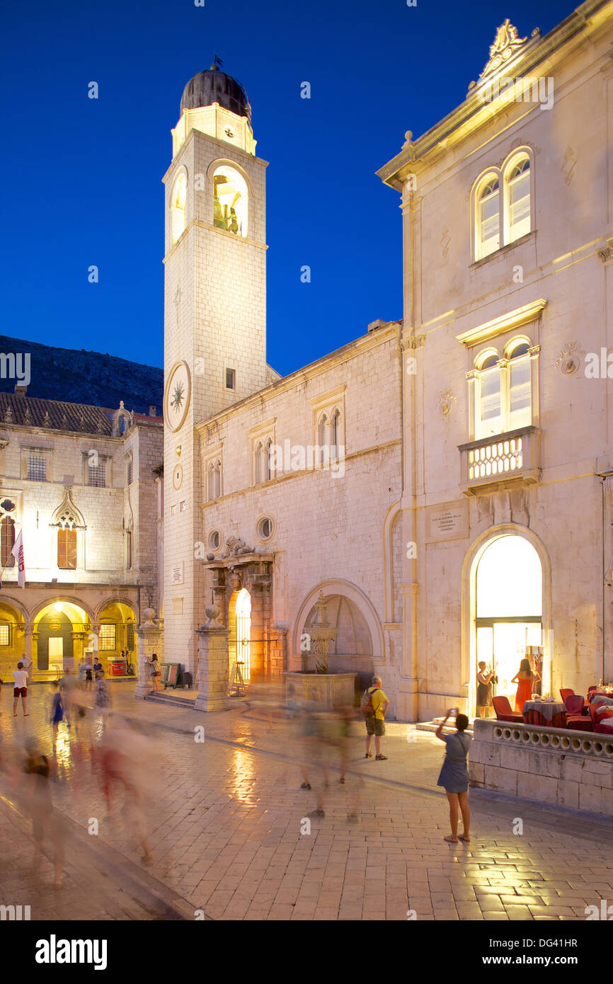 Tour de l'horloge et restaurants au crépuscule, Stradun, Site du patrimoine mondial de l'UNESCO, Dubrovnik, la côte dalmate, Dubrovnik, Croatie, Europe Banque D'Images