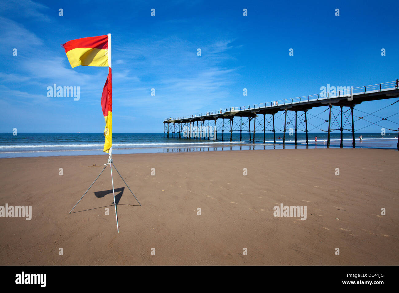 Baignade sans danger drapeau sur la plage à Saltburn by the Sea, Redcar and Cleveland, Yorkshire du Nord, Yorkshire, Angleterre, Royaume-Uni Banque D'Images