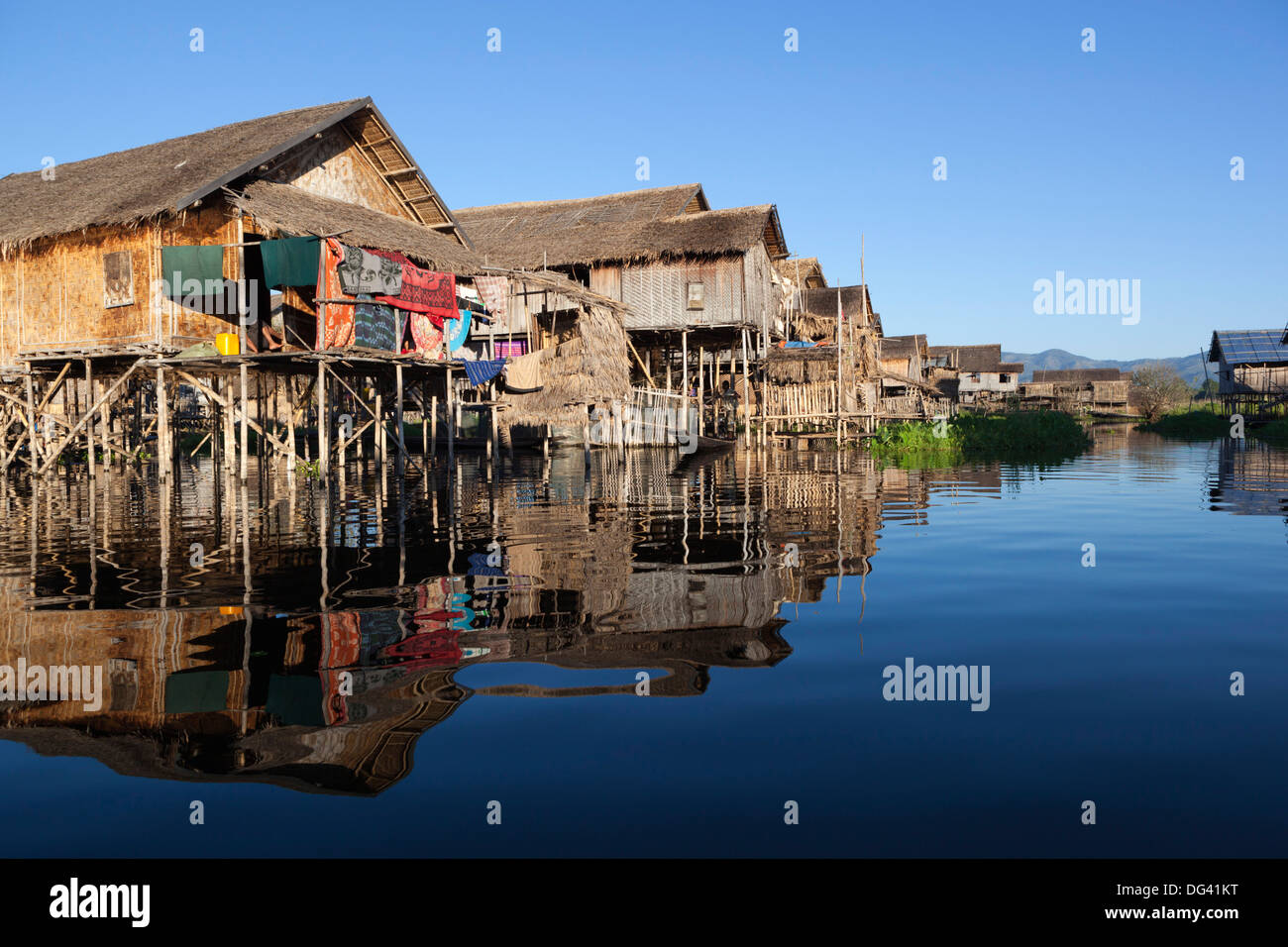 Des maisons sur pilotis au village local, le lac Inle, l'État de Shan, Myanmar (Birmanie), l'Asie Banque D'Images