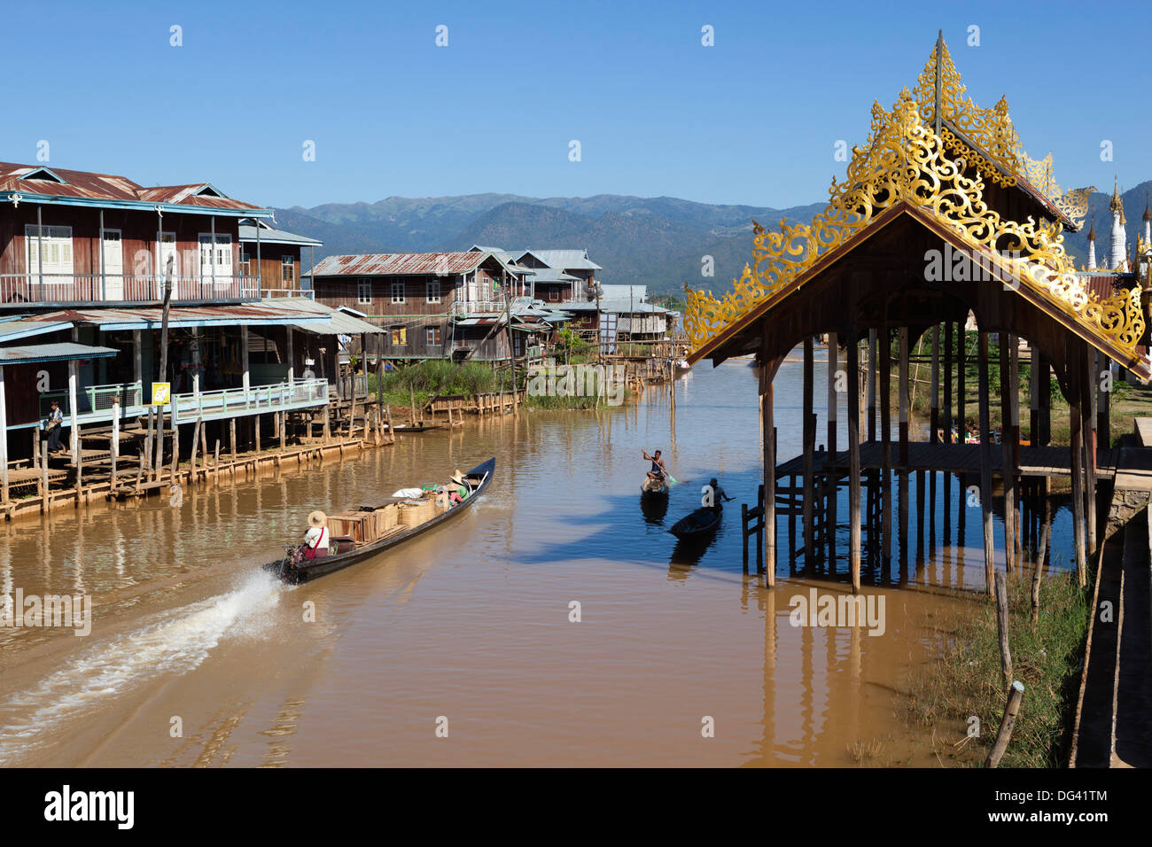 Village au bord du canal, au Lac Inle, l'État de Shan, Myanmar (Birmanie), l'Asie Banque D'Images