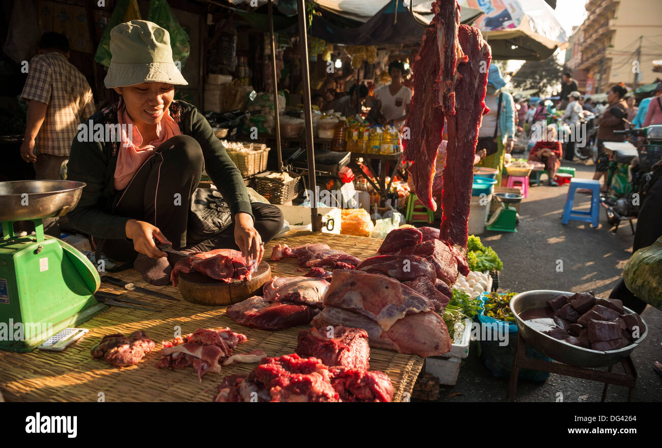 Butcher, au marché alimentaire, Phnom Penh, Cambodge, Indochine, Asie du Sud, Asie Banque D'Images