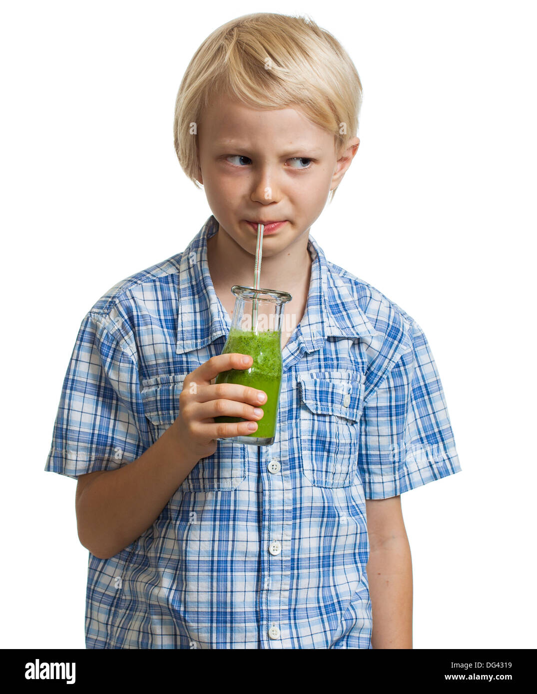 Un mignon petit garçon, à la recherche d'opérations douteuses en buvant un smoothie vert. Isolé sur blanc. Banque D'Images