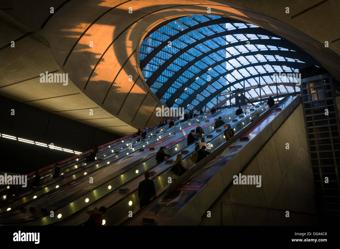 Les voyageurs à la station de métro Canary Wharf pris au coucher du soleil, Docklands, Londres, Angleterre, Royaume-Uni, Europe Banque D'Images