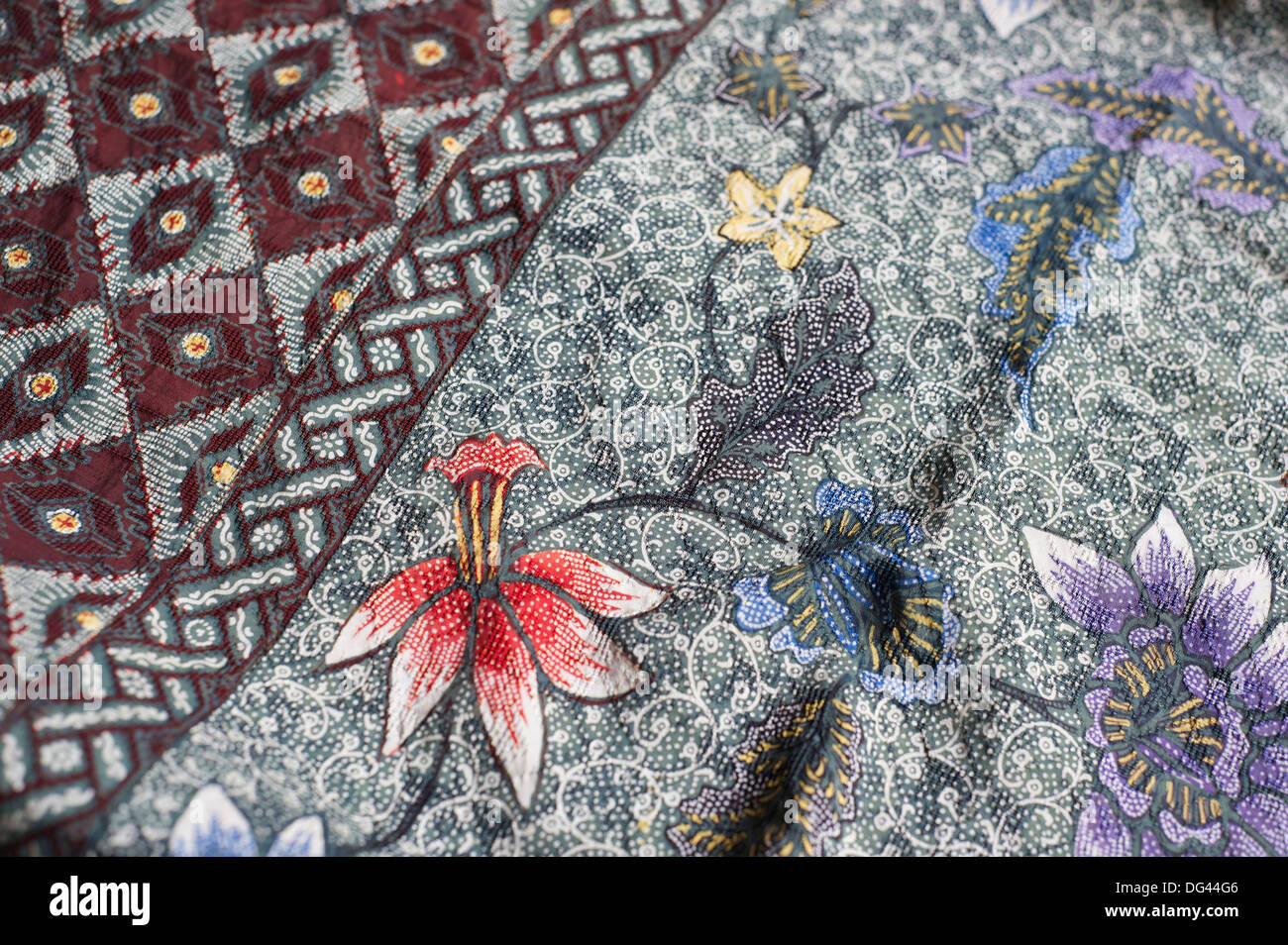 Batik complexes en cire sur le modèle floral sarong traditionnel javanais, Pekalongan, Java, Indonésie, Asie du Sud, Asie Banque D'Images