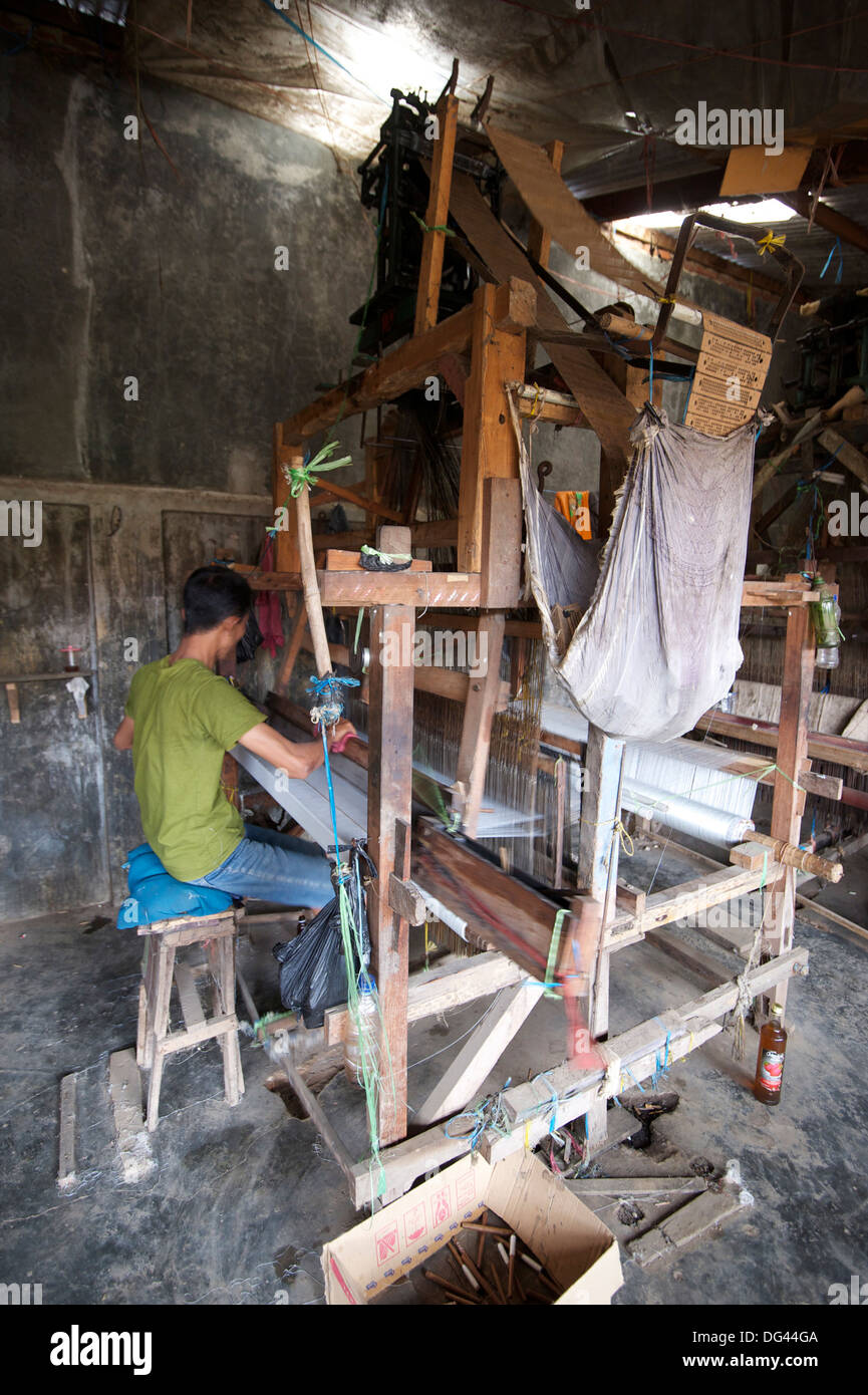 Silk weaver travaille sur un métier traditionnel en bois dans une usine de Pekalongan, Java, Indonésie, Asie du Sud, Asie Banque D'Images