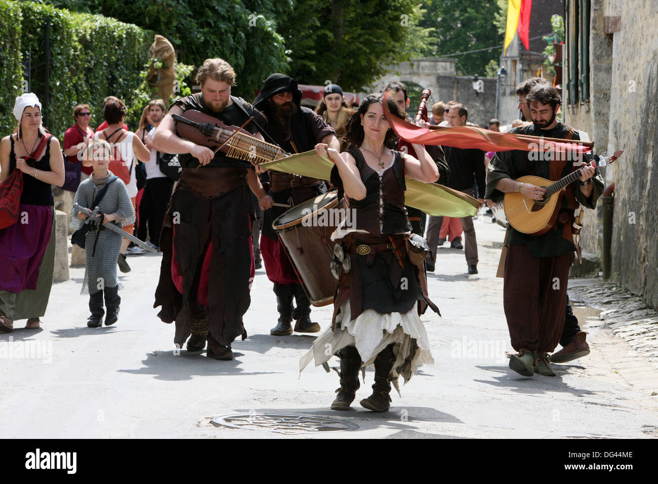 Les acrobates dans la Parade de costumes au cours de la fête médiévale de Provins, classée au Patrimoine Mondial de l'UNESCO, Seine-et-Marne, France Banque D'Images
