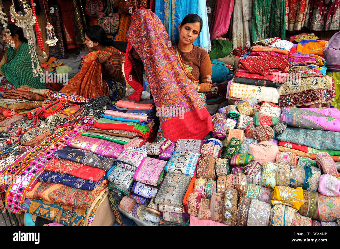 Tissu du Rajasthan sur un marché de New Delhi, Delhi, Inde, Asie Banque D'Images
