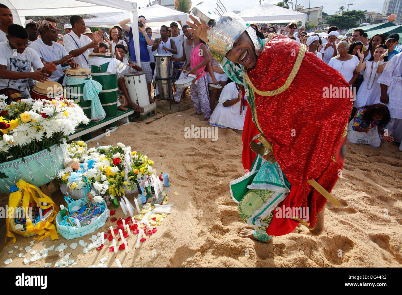 Passionnée dévot incarnant Orixa (Orisha) Lemnaja Oxosse pendant festival sur la plage de Rio Vermelho, Salvador, Bahia, Brésil Banque D'Images
