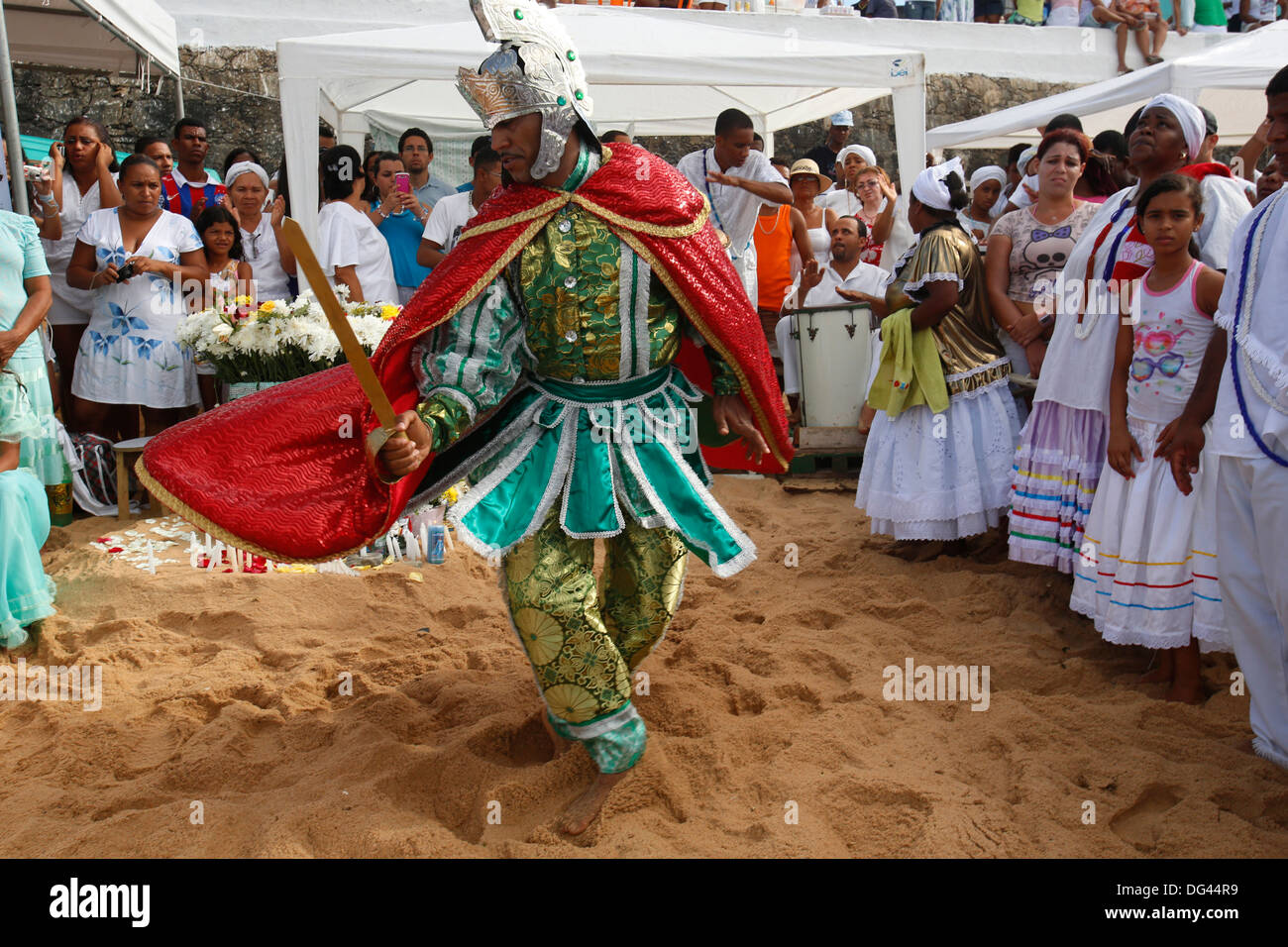 Passionnée dévot incarnant orixa Oxosse Lemnaja pendant festival sur la plage de Rio Vermelho, Salvador, Bahia, Brésil, Amérique du Sud Banque D'Images