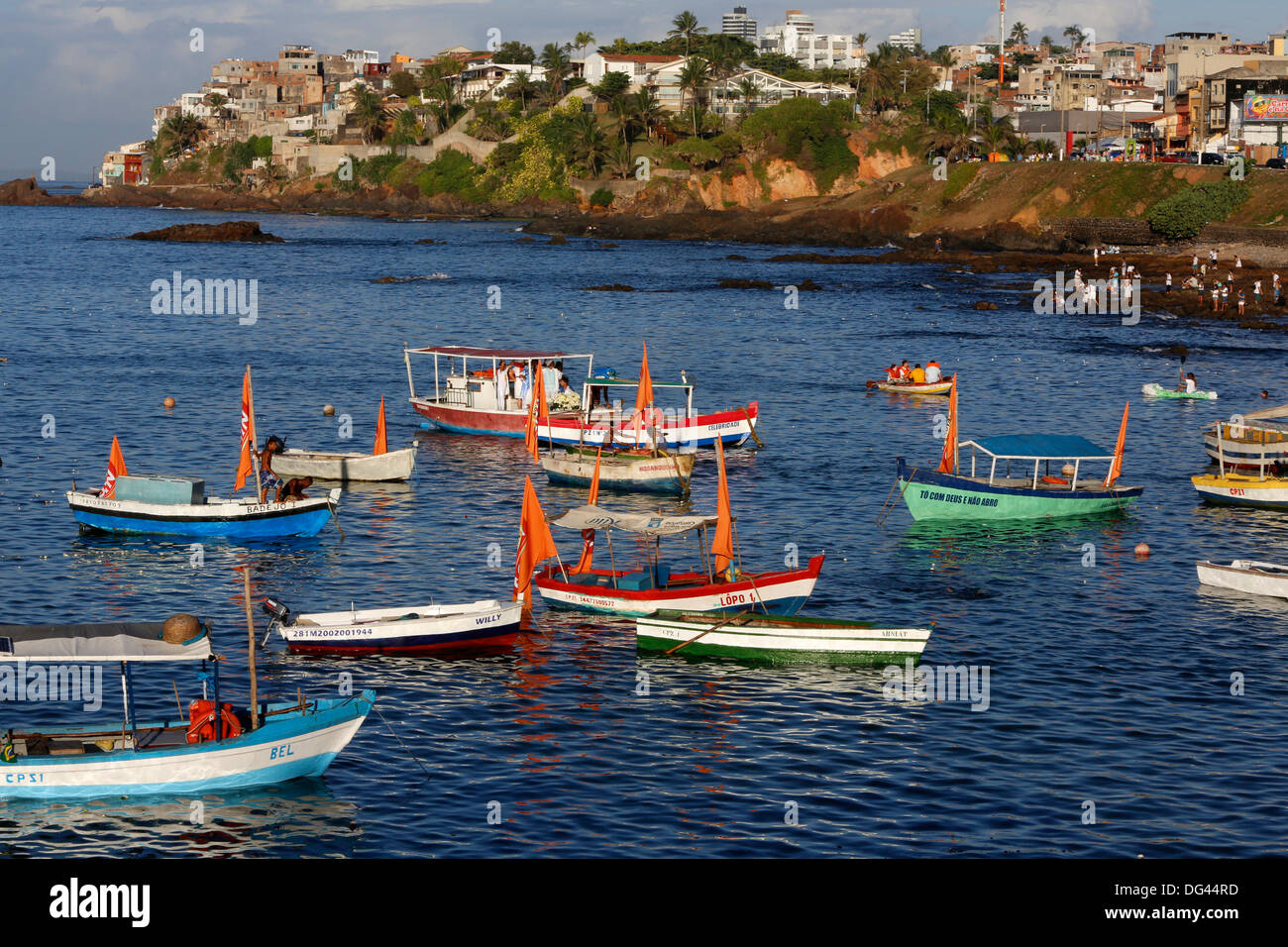 Bateaux de pêche en mer au cours d'Iemanjá festival sur la plage de Rio Vermelho, Salvador, Bahia, Brésil, Amérique du Sud Banque D'Images