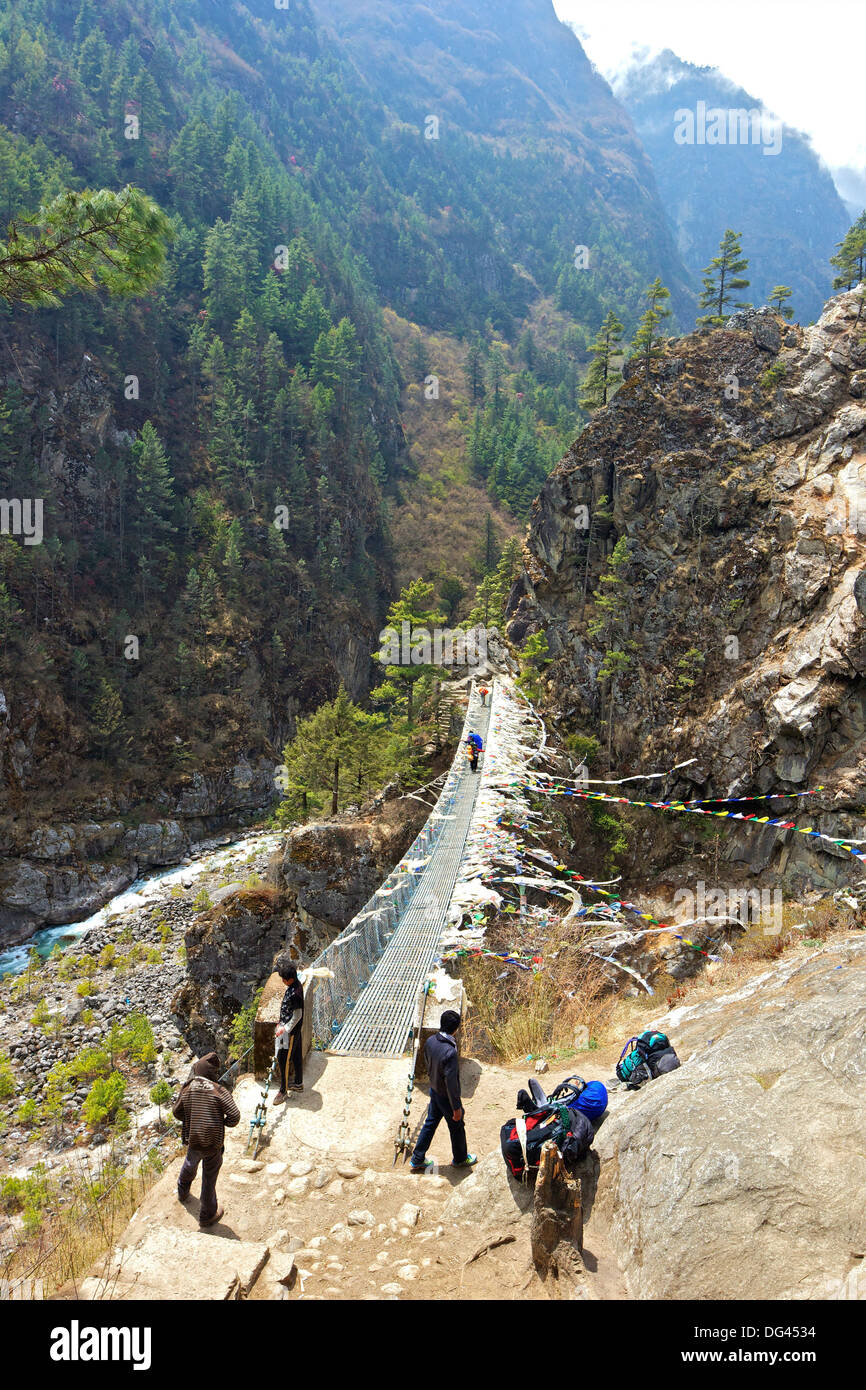 Suspension Bridge crossing Kyashar Khola, avec la rivière Dudh Koshi, Monjo, Camp de base de l'Everest Trek, Solukhumbu, Népal, Himalaya Banque D'Images