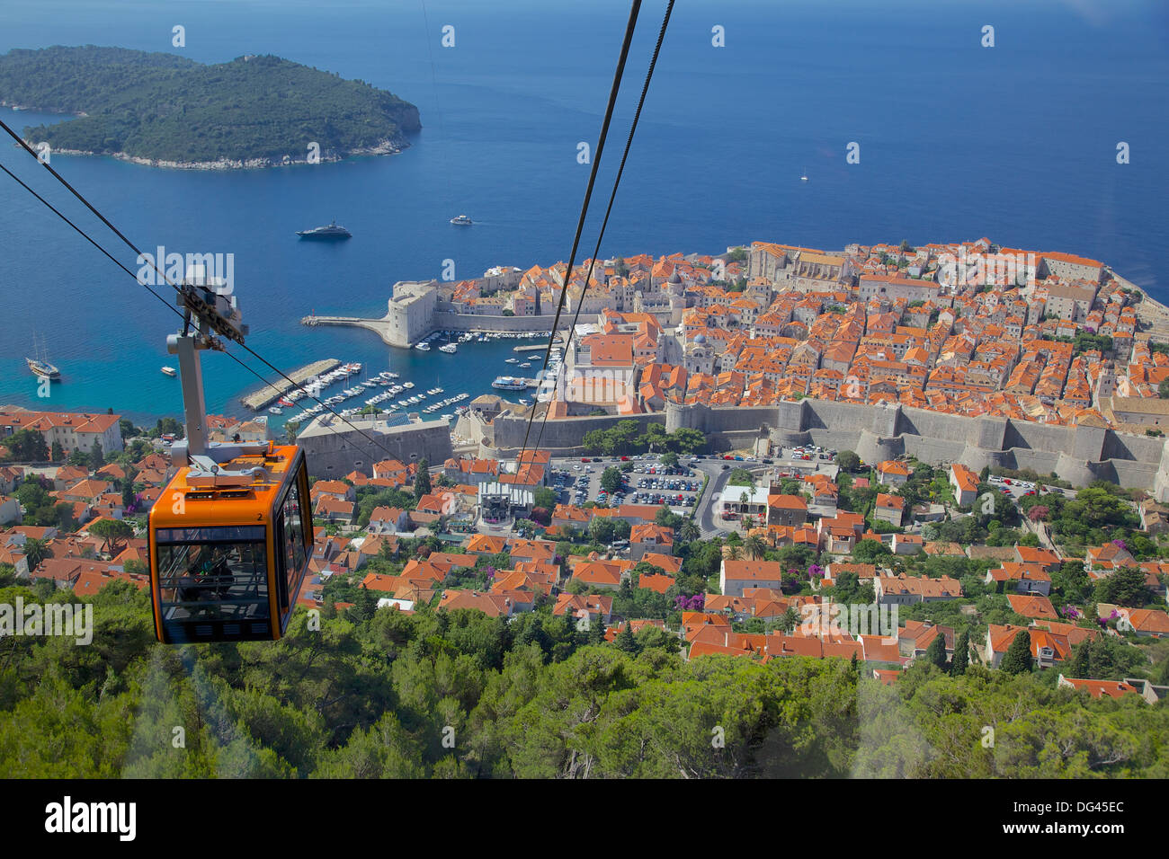 Vue sur la vieille ville, site du patrimoine mondial de l'UNESCO, à partir de la télécabine, Dubrovnik, Dubrovnik, Croatie, la côte dalmate, Europe Banque D'Images