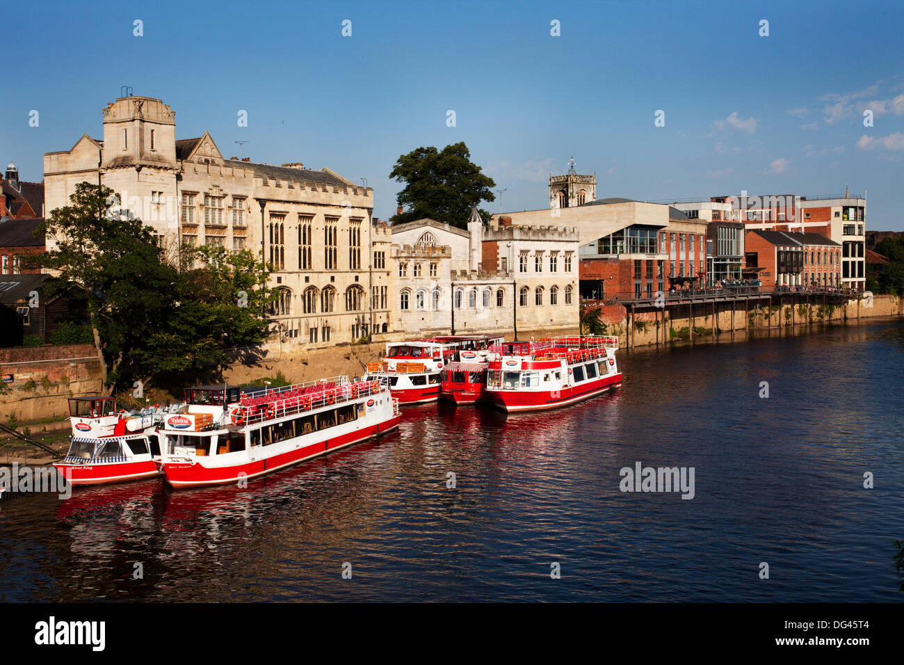 River bateaux amarrés sur la rivière Ouse au Guildhall, ville de York, Yorkshire, Angleterre, Royaume-Uni, Europe Banque D'Images