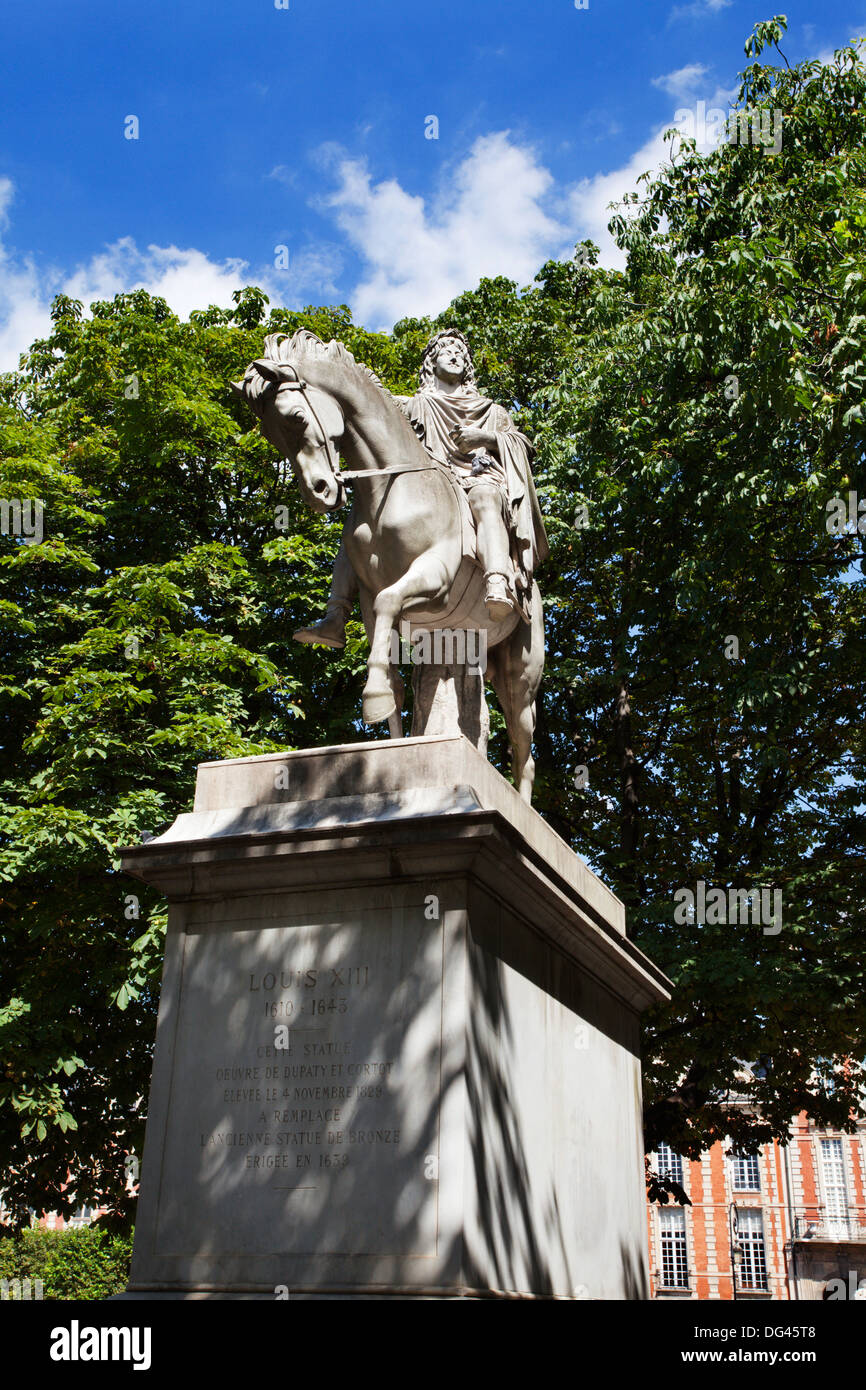 Statue de Louis XIII à la Place des Vosges dans le Marais, Paris, France, Europe Banque D'Images