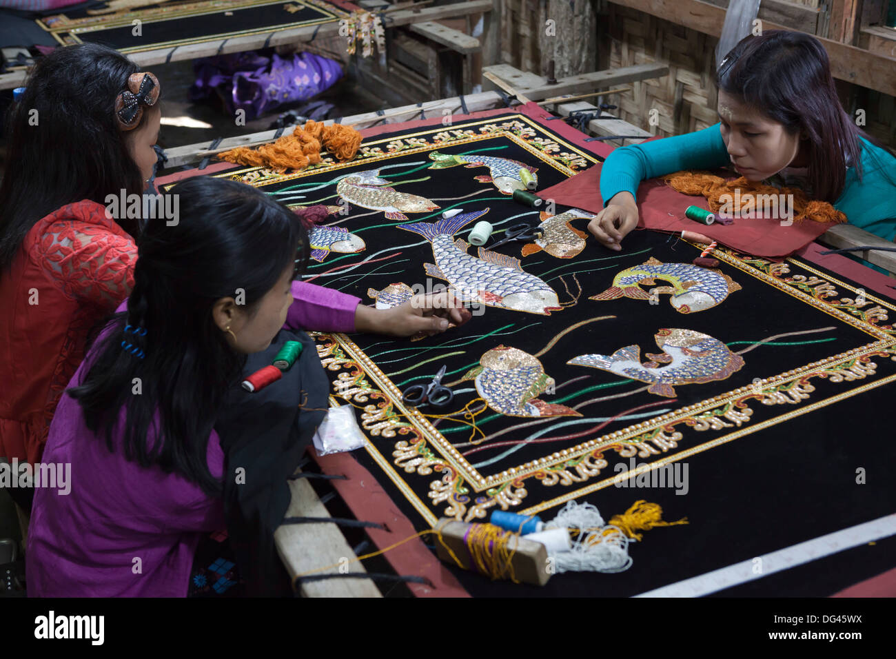 Les femmes locales travaillant sur la tapisserie brodée main, Mandalay, Myanmar (Birmanie), l'Asie Banque D'Images