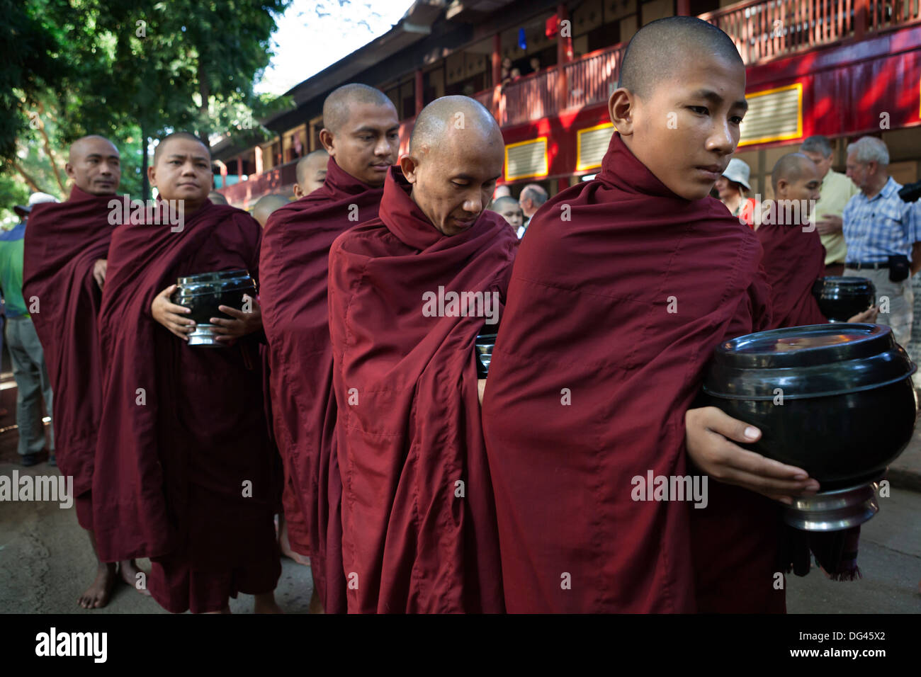 Les moines bouddhistes, la queue pour recevoir des dons de riz pour le déjeuner, Mahar Gandar Yoné Monastère, Mandalay, Myanmar (Birmanie), l'Asie Banque D'Images