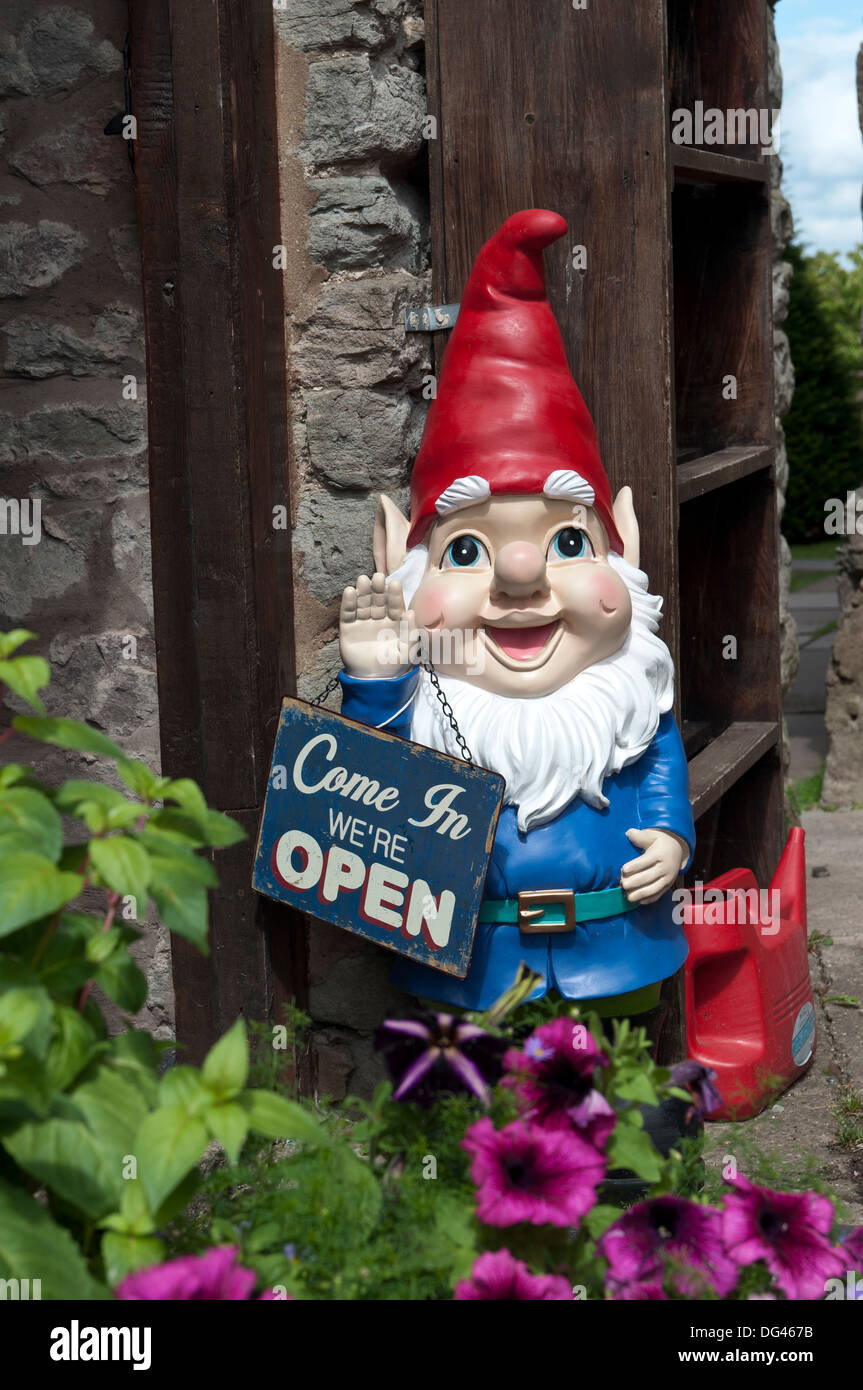 Hay-on-Wye shop Garden gnome avec venir à nous êtes open sign in Powys Pays de Galles Banque D'Images