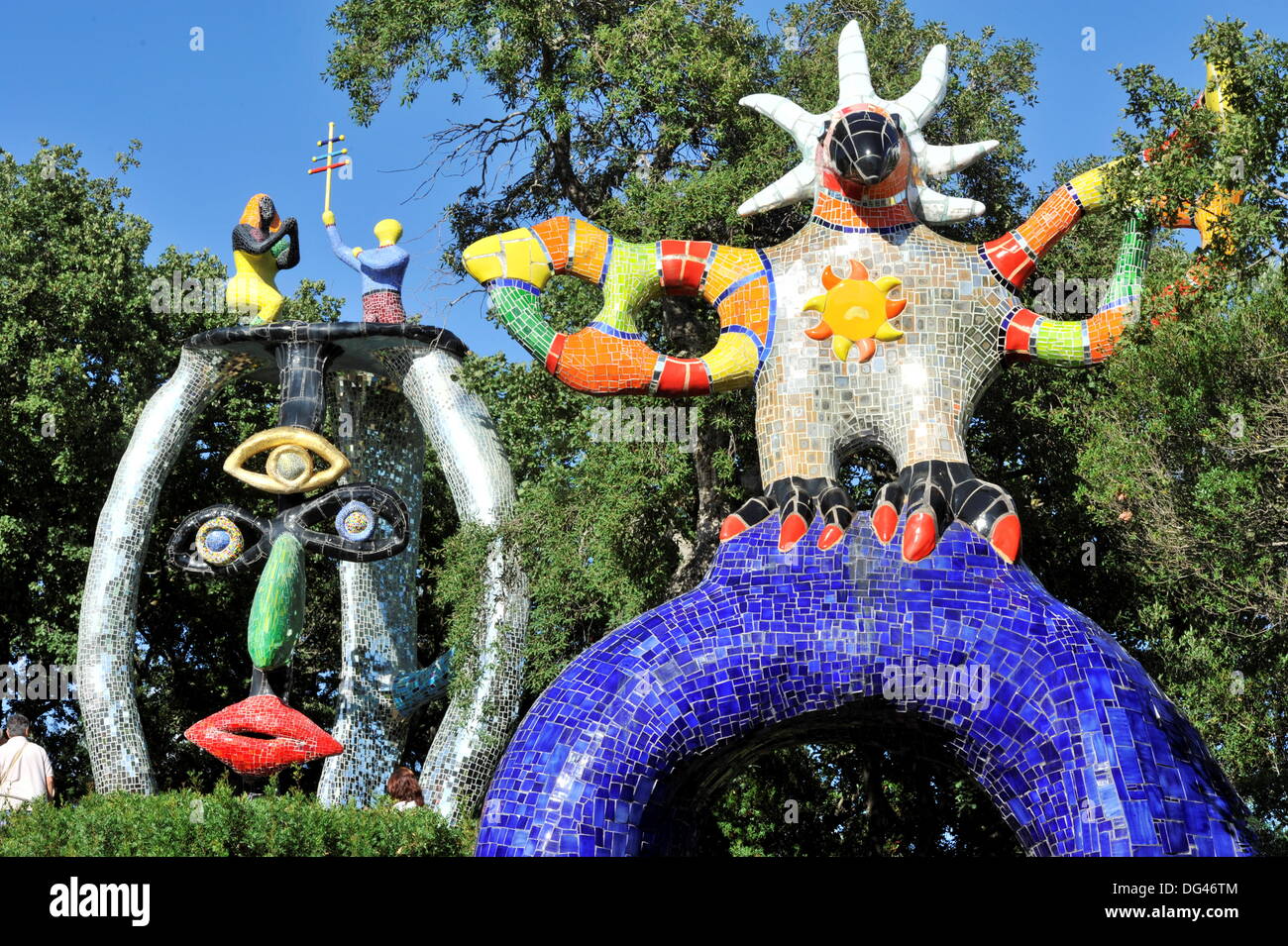 Sculptures de l'artiste français Niki de Saint Phalle dans le Tarot de  jardin près de Capalbio dans Tuskany Italie le Septemberg 16. L'année 2013.  Gauche : 'Le Hiérophante". Droite : 'Le Soleil'
