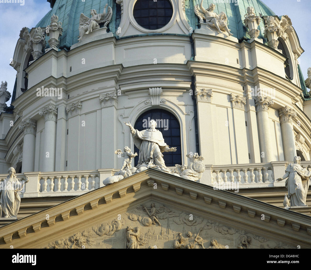 L'Autriche. Vienne. Eglise de Saint Charles (1716-1737). Statue de Saint Charles à l'apex du fronton. Banque D'Images