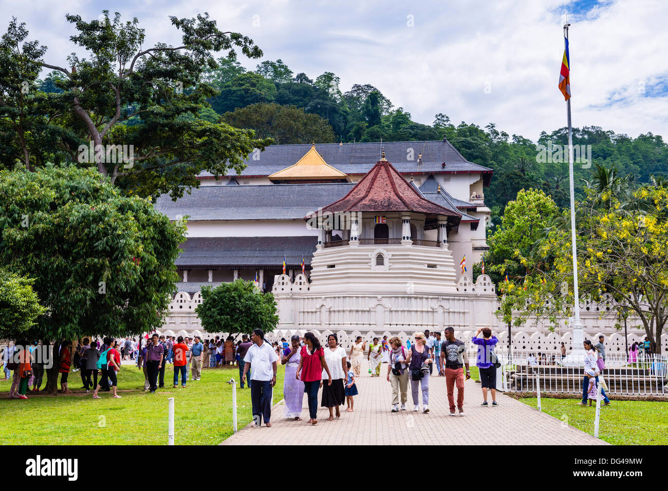 Les personnes qui désirent visiter le Temple de la Dent sacrée (Sri Dalada Maligawa), site de l'UNESCO, Kandy, Sri Lanka Banque D'Images
