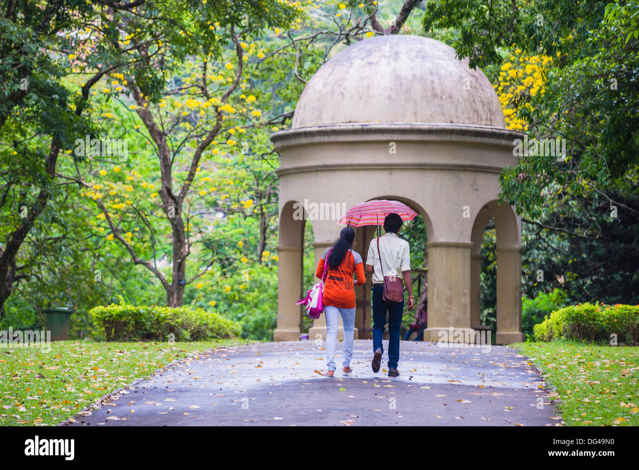 Couple walking in Kandy Royal Botanical Gardens, Peradeniya, Kandy, Sri Lanka, Asie Banque D'Images