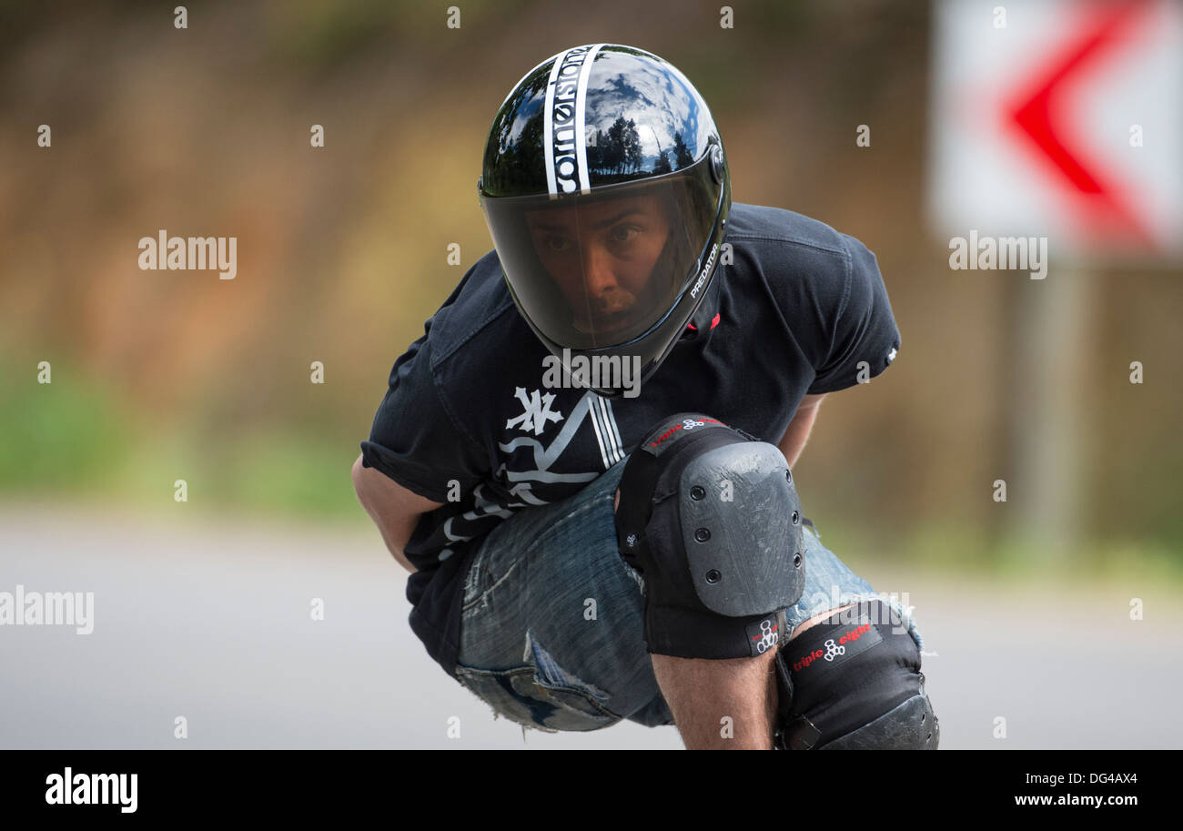 Jeune homme longboard skateboard formation sur voie publique, downhill, Close up Banque D'Images