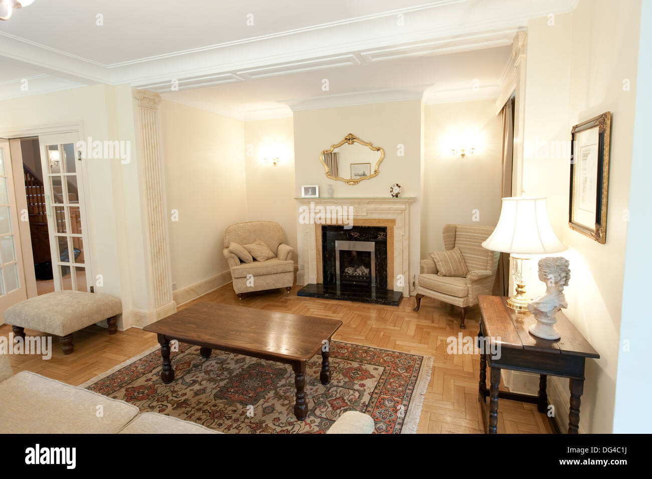 Maison de campagne anglaise traditionnelle Salon Cheminée Banque D'Images
