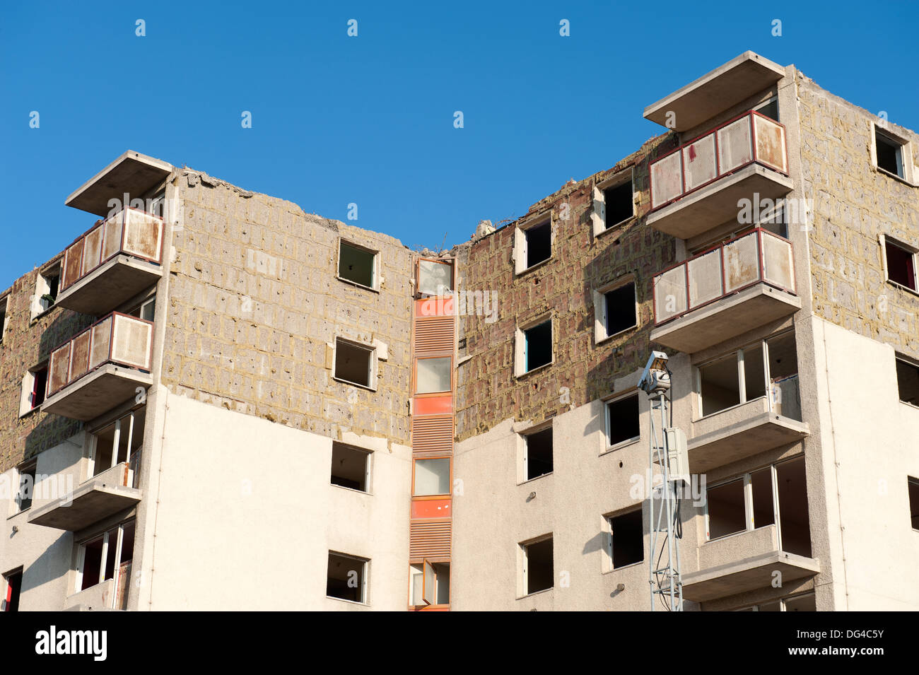 Bloc d'appartements Appartements Bardage Enlevé peau remplacé Banque D'Images