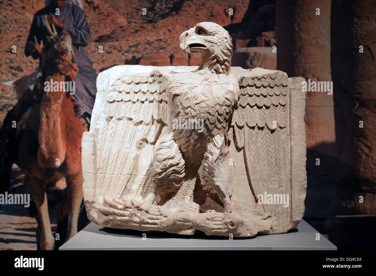 Un ancien relief en pierre nabatéenne représentant un aigle sculpté saisissant un éclair, découvert près de la porte Temenos dans la ville historique de Pétra. Banque D'Images